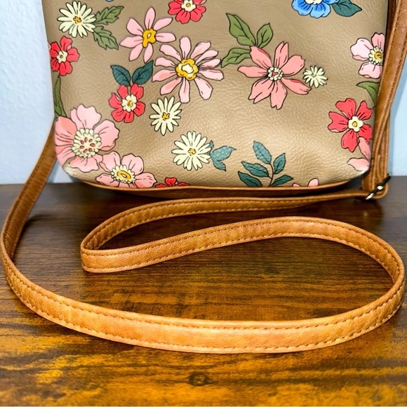 Multi Sac Margate Floral Crossbody Purse Bag in Tan w/ Flower Print - Picture 6 of 7